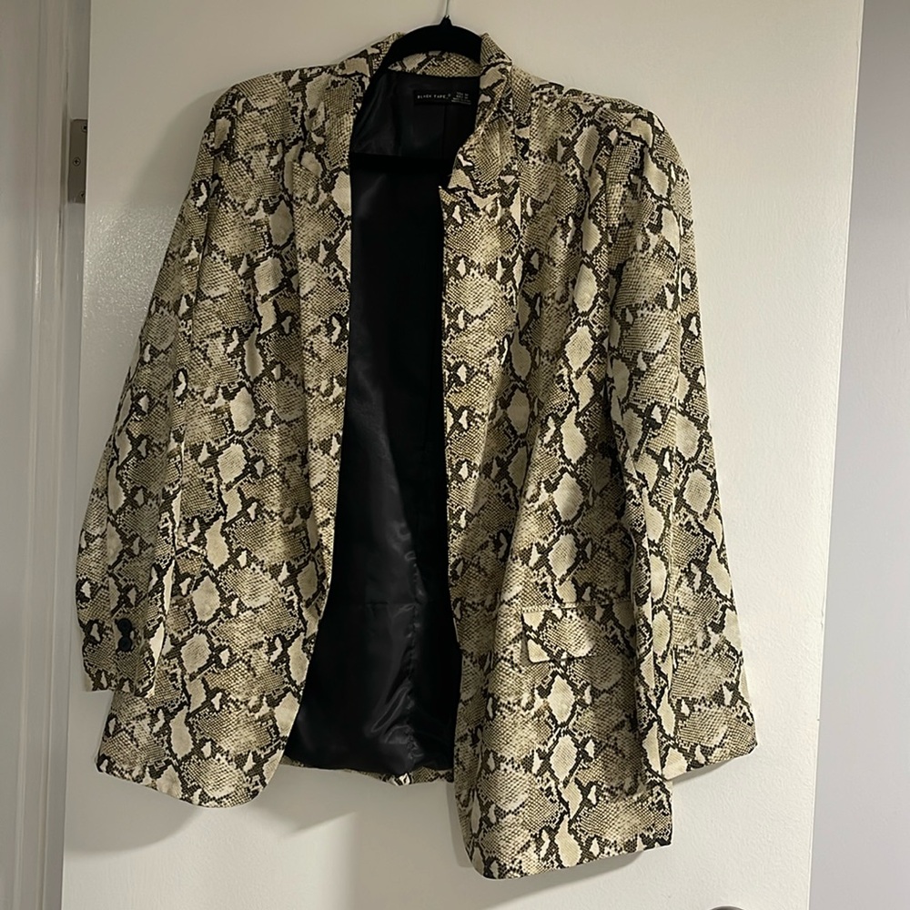BLACK TAPE SNAKESKIN BLAZER